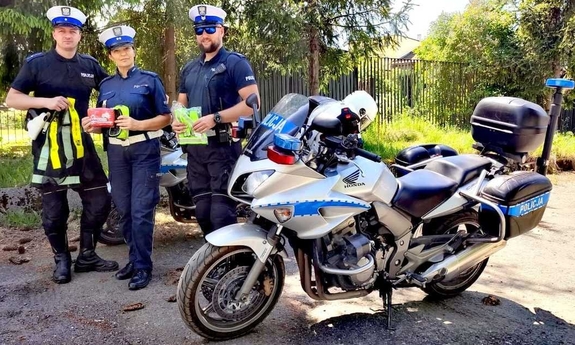 troje policjantów przy motocyklu