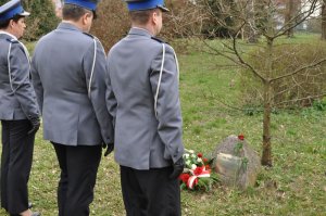 Policjanci oddają hołd przed pomnikiem