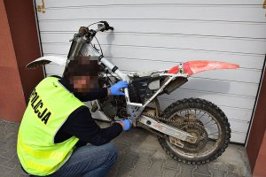 policjant ogląda odzyskany motocykl