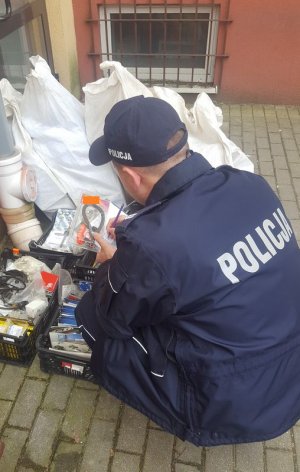 Policjant w trakcie oględzin części do skuterów wodnych