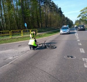 Policjant pracuje na miejscu wypadku drogowego