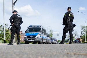 policjanci zabezpieczający mecz piłkarski