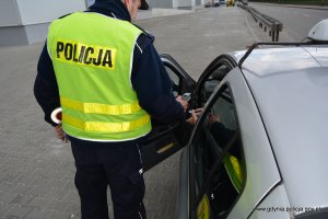 policjant bada trzeźwość kierowcy