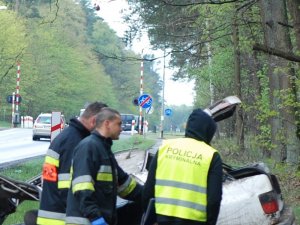 Policjanci podczas oględzin rozbitego samochodu