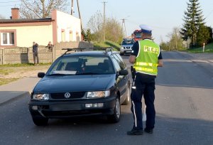 Policjant podczas oględzin samochodu