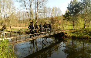 policjant ze strażą rybacką w środowisku leśnym