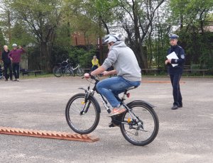 Chłopiec jadący na rowerze podczas konkursu BRD