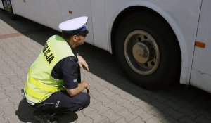 policjant kontroluje autokar