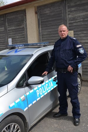 policjant przy radiowozie