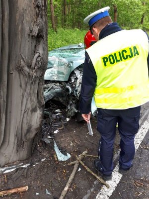 Policjanci pracują na miejscu wypadku drogowego