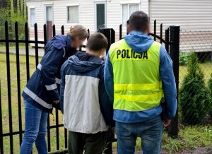 Policjanci prowadzą zatrzymanego