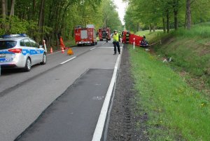 Policjant na miejscu wypadku drogowego