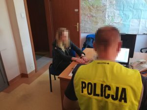 policjant przesłuchuje zatrzymaną