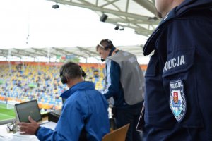 Policjant na stadionie, w trakcie zabezpieczenia meczu