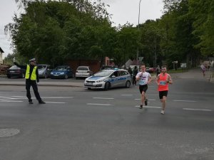 Policjanci zabezpieczają bieg