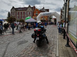 Policjanci zabezpieczają bieg