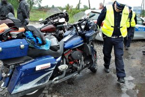 Policjant w trakcie oględzin motocykla biorącego udział w zdarzeniu