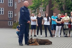 policjant z psem służbowym