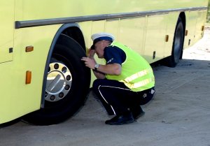 policjant kontroluje autobus