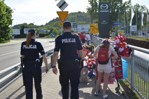 policjanci zabezpieczają okolice stadionu