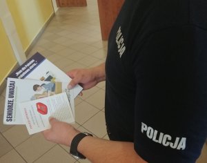 Policjant z ulotkami