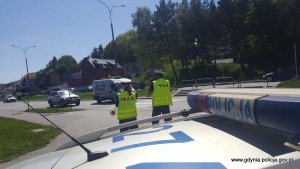 Policjant podczas działań na drodze