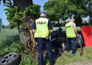 policjanci pracują na miejscu wypadku