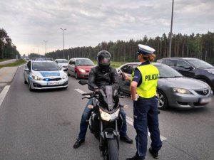 Policjantka kontroluje trzeźwość