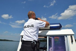 Policjant na motorówce policyjnej