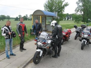 policjant kontroluje motocyklistę