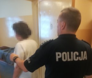 policjant z zatrzymaną