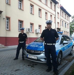 Policjanci przy radiowozie