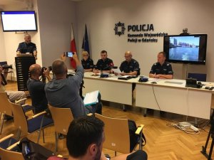 Policjanci w trakcie konferencji prasowej