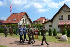 Policjant sadzi dąb