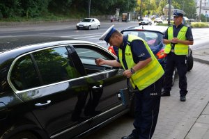 policjanci przy kontroli drogowej