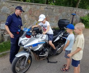 policjanci  z dziećmi