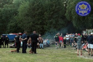 Policjant prowadzi pogadankę z dziećmi