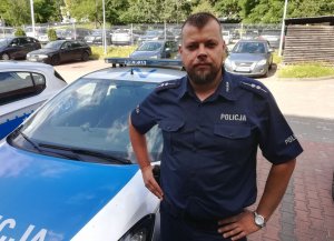 policjant na plaży udziela pomocy