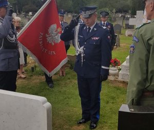 Komendant Wojewódzki Policji w Gdańsku oddaje honor przy  tablicy upamiętniającej mjr. Stanisławę Paleolog