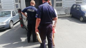 policjanci z zatrzymanym