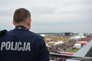 Policjanci zabezpieczają festiwal