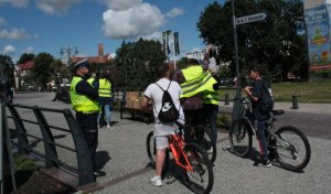 Policjanci rozdają kamizelki