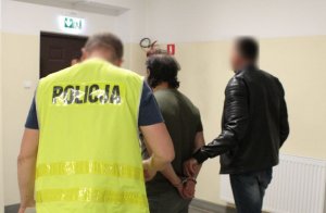 Policjanci prowadzą zatrzymanego