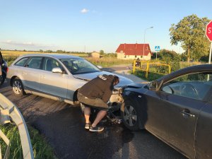 policjant przy samochodzie