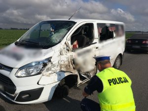 Policjanci pracują na miejscu wypadku