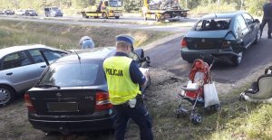 policjant na miejscu wypadku