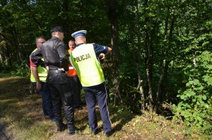 policjanci na miejscu wypadku