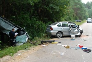 Policjanci pracują na miejscu wypadku drogowego