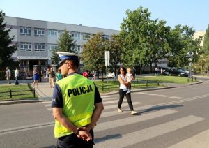 policjnat przy przejściu dla pieszych