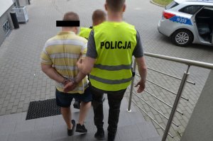 policjant z zatrzymanym